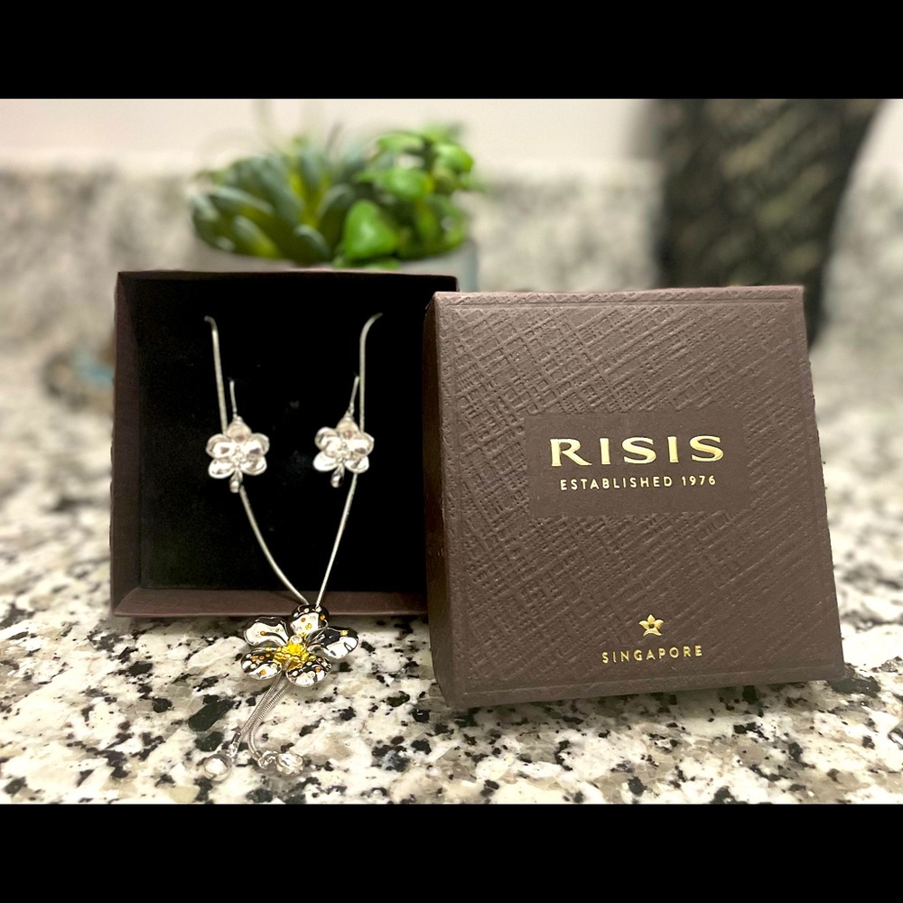 NEW Risis Singapore handmade jewelry. Hand made out of a real orchid & dipped!